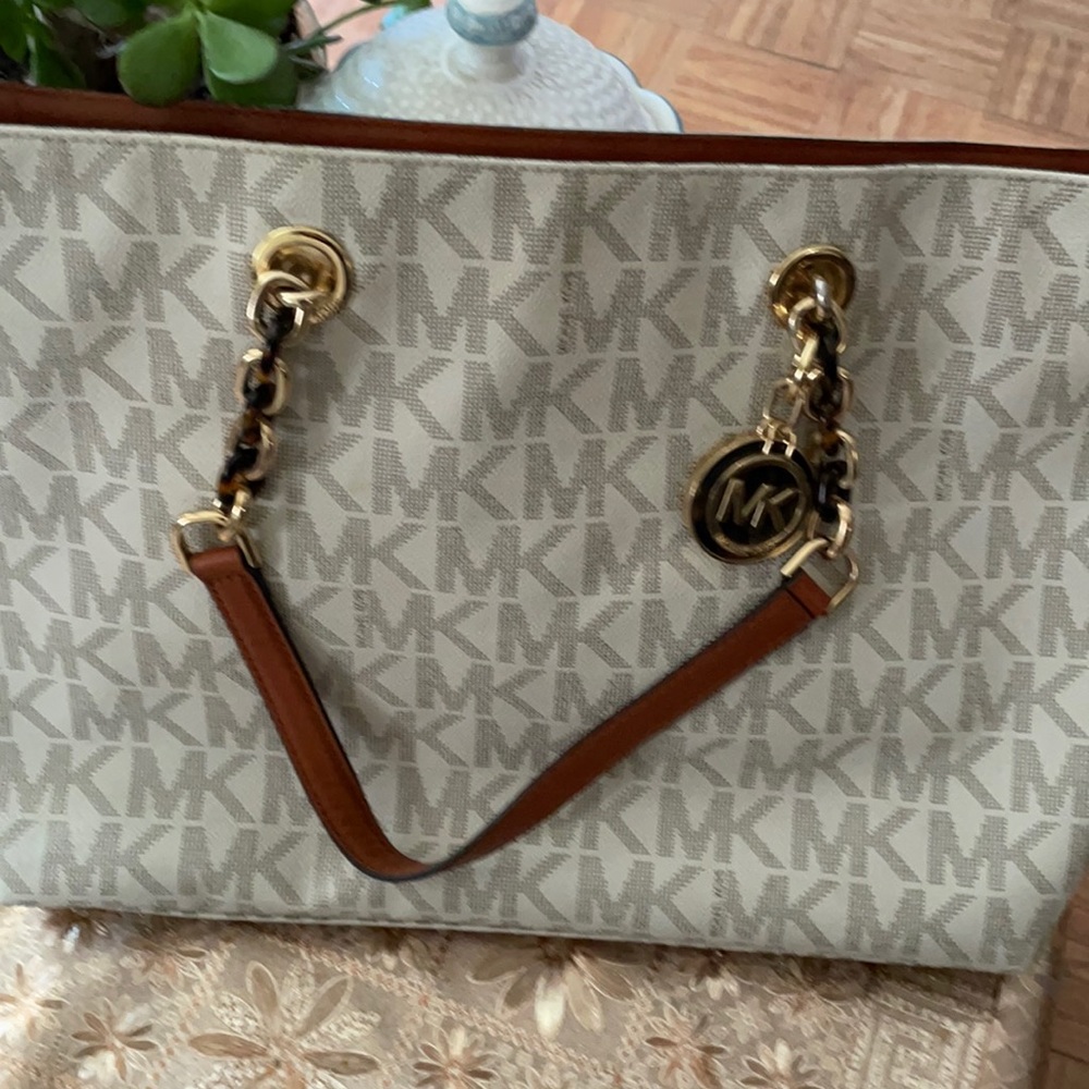 Michael Kors - Picture 1 of 3